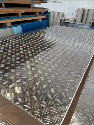 Paneles de aluminio en relieve